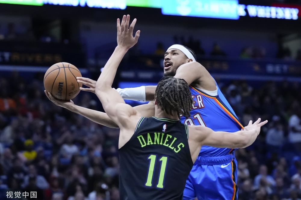 之间的强烈 之间的强烈