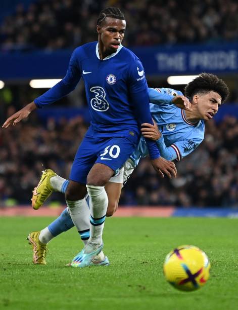 于其缺席时 于其缺席时